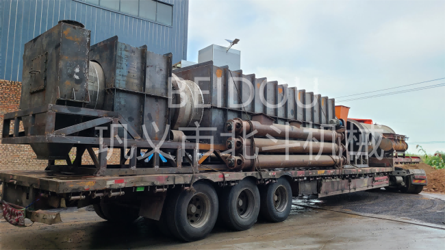 連續(xù)式麻桿炭化設備迎著藍天與白云發(fā)往安徽地區(qū)