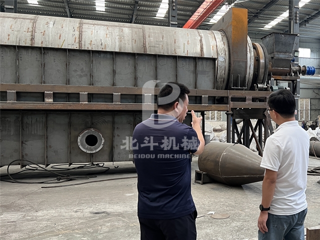 客戶進(jìn)入車(chē)間考察工業(yè)化褐煤炭化設(shè)備